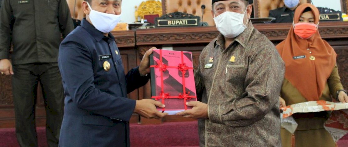  Bupati Takalar H. Syamsari, S.Pt. MM menyerahkan KUA-PPAS Tahun Anggaran 2021 kepada Ketua I DPRD Kab. Takalar H. Muh. Jabir Bonto, SE. MM  di Ruang Sidang Lt. II Kantor DPRD Kab. Takalar.