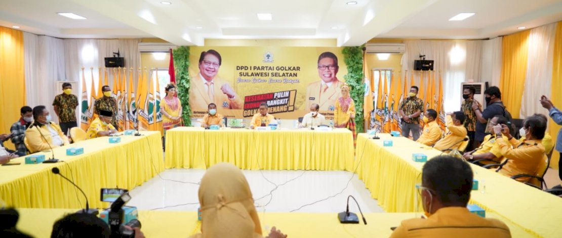 Taufan Pawe didampingi sejumlah pengurusnya dalam konferensi pers di kantor DPD I Partai Golkar Sulsel.
