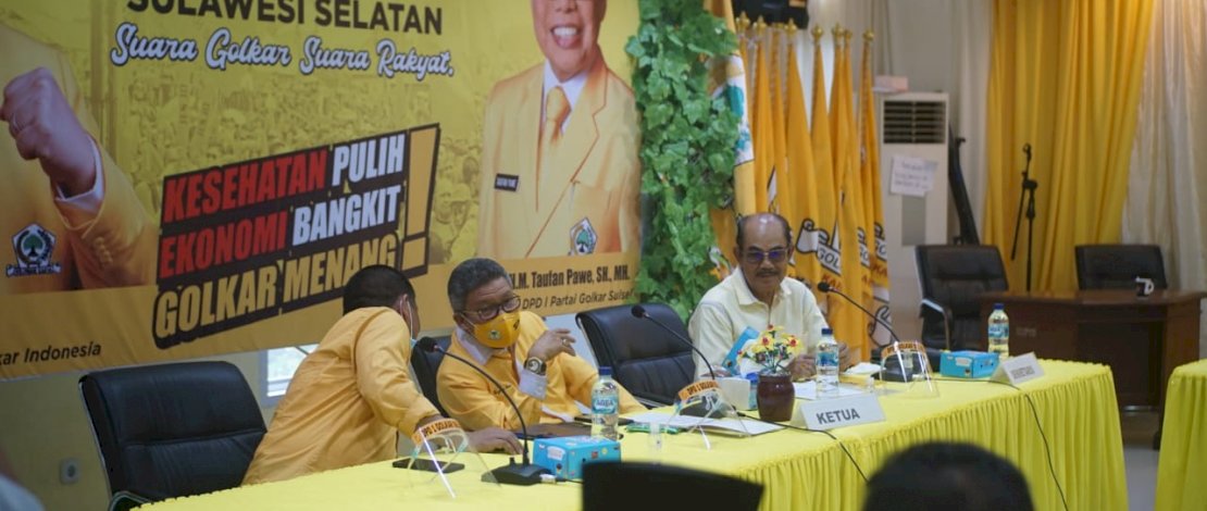 Taufan Pawe didampingi sejumlah pengurusnya dalam konferensi pers di kantor DPD I Partai Golkar Sulsel.