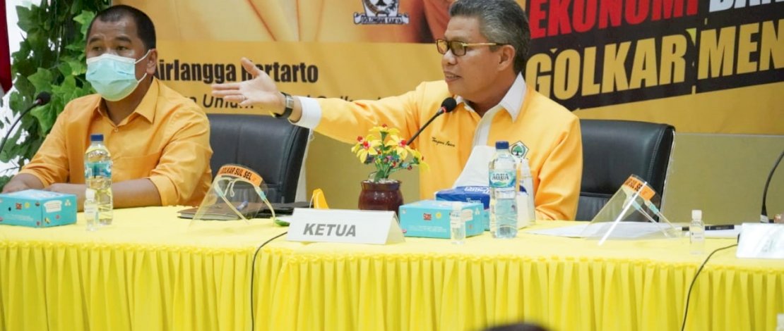 Taufan Pawe didampingi sejumlah pengurusnya dalam konferensi pers di kantor DPD I Partai Golkar Sulsel.