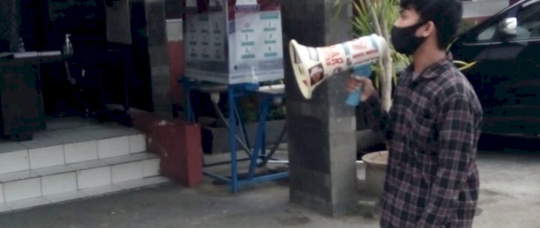 Kelompok mahasiswa dari Aliansi Mahasiswa Peduli Demokrasi, menggelar aksi demonstrasi di depan kantor KPU Sulsel.