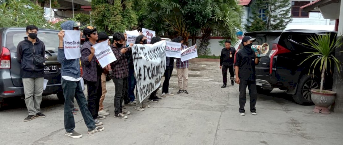 Kelompok mahasiswa dari Aliansi Mahasiswa Peduli Demokrasi, menggelar aksi demonstrasi di depan kantor KPU Sulsel.