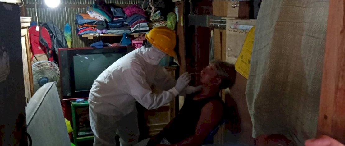 AK saat menjalani swab test.