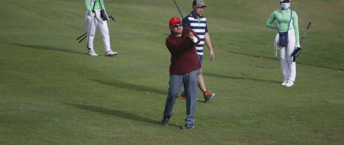  Calon Walikota Makassar nomor urut 2, Munafri Arifuddin, bersama Wakil Ketua Tim Pemenangannya, Solihin Jusuf Kalla dan Azhary Sirajuddin, memanfaatkan waktu senggang libur kampanye dengan bermain golf di Lapangan Golf Padi Valley Golf Club, Pattalassang, Gowa, Minggu (29/11/2020).