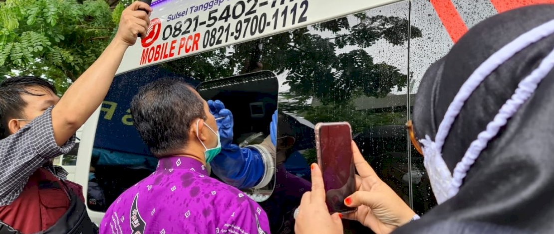 Gubernur Sulsel, Nurdin Abdullah dan jajarannya melakukan swab test pada launching swab massif di Hotel Gammara.