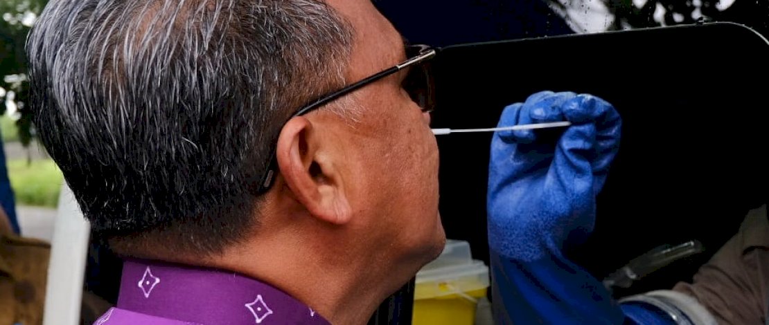 Gubernur Sulsel, Nurdin Abdullah dan jajarannya melakukan swab test pada launching swab massif di Hotel Gammara.