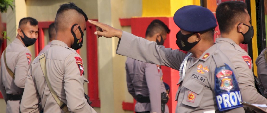 Batalyon C Pelopor Satbrimob Polda Sulsel menggelar apel pagi yang dilanjutkan dengan kegiatan pemeriksaan sikap tampang