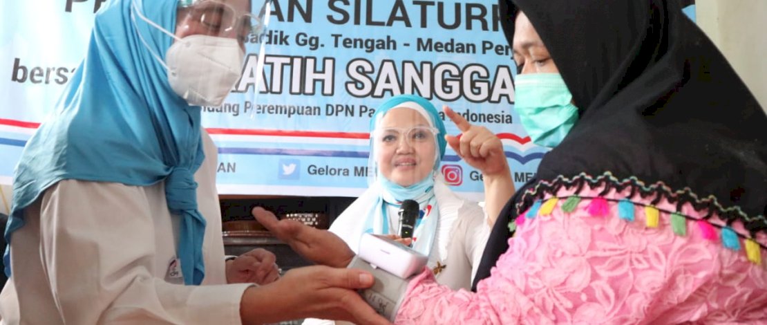 Ratih Sanggarwati bersama ibu-ibu perwiritan di Jalan Pahlawan, Kota Medan, Senin (1/12/2020)