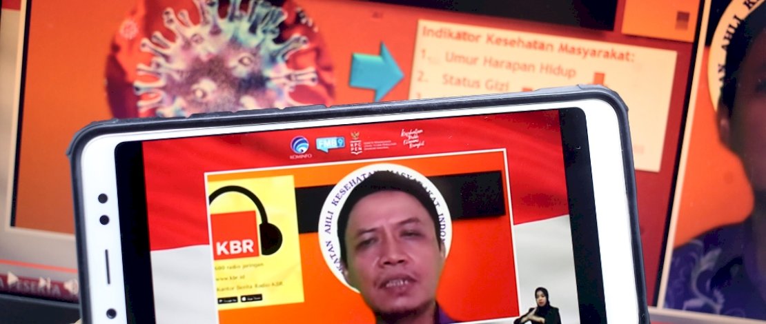 Dr. Ede Surya Darmawan, SKM., MDM (Ketua Umum Ikatan Ahli Kesehatan Masyarakat (IAKMI)) menjadi pembicara dalam diskusi bertema Setelah Vaksinasi, Bagaimana Pola Hidup dan Kesehatan yang Harus Dilakukan? Di Jakarta, Selasa, 1 Desember 2020.