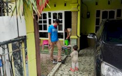 Jelang Idulfitri, Kader Gelora Ketuk Pintu Tetangga Lalu Bagikan Sembako