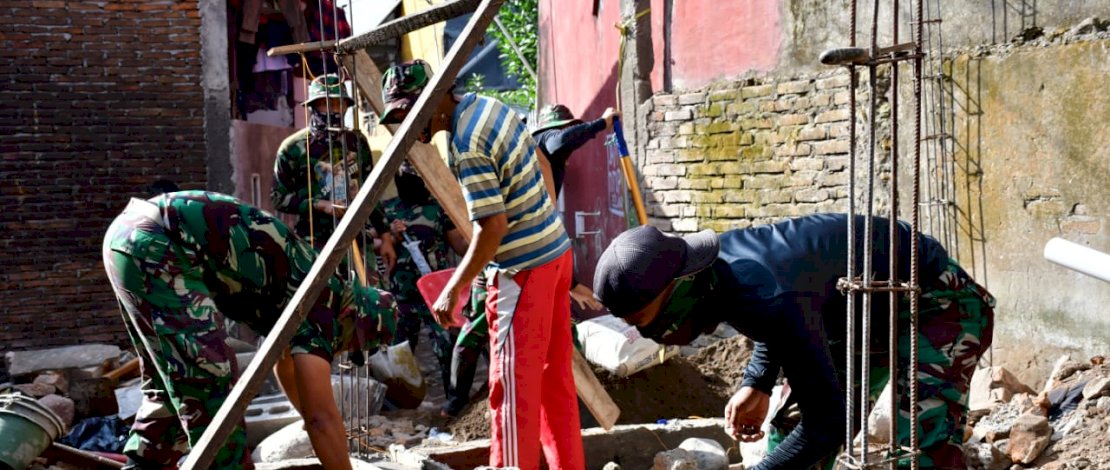 Prajurit dari Zidam XIV Hasanuddin, membangunkan rumah untuk Basri Dg Sialle.