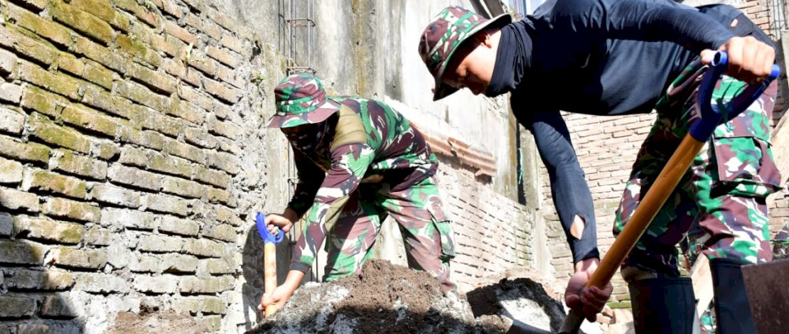 Prajurit dari Zidam XIV Hasanuddin, membangunkan rumah untuk Basri Dg Sialle.