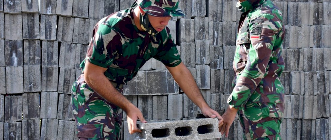 Prajurit dari Zidam XIV Hasanuddin, membangunkan rumah untuk Basri Dg Sialle.